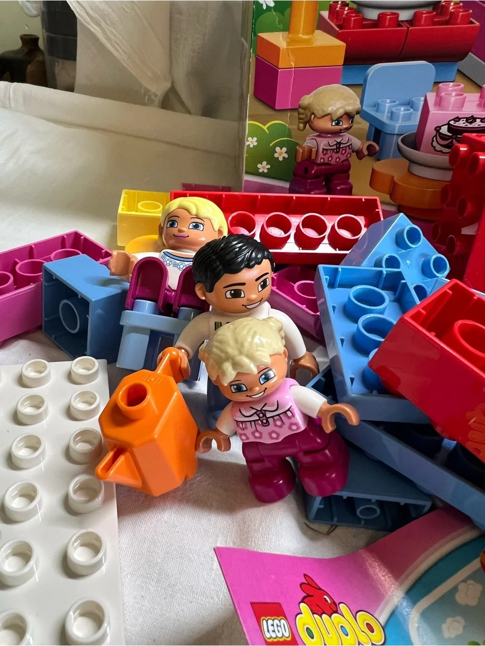 LEGO 10587 Duplo Cafe - Friends Complete Set - 52 Pieces Open Box